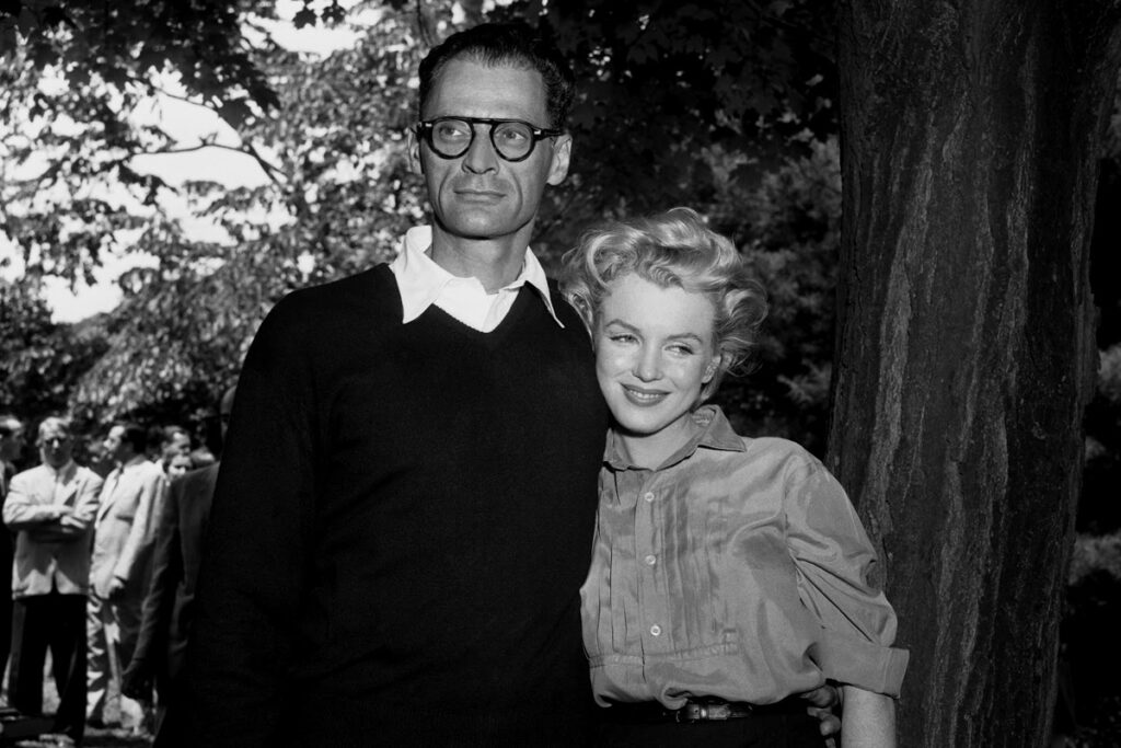 Arthur Miller y Marilyn Monroe el día del anuncio de su boda. Fotografía de archivo.