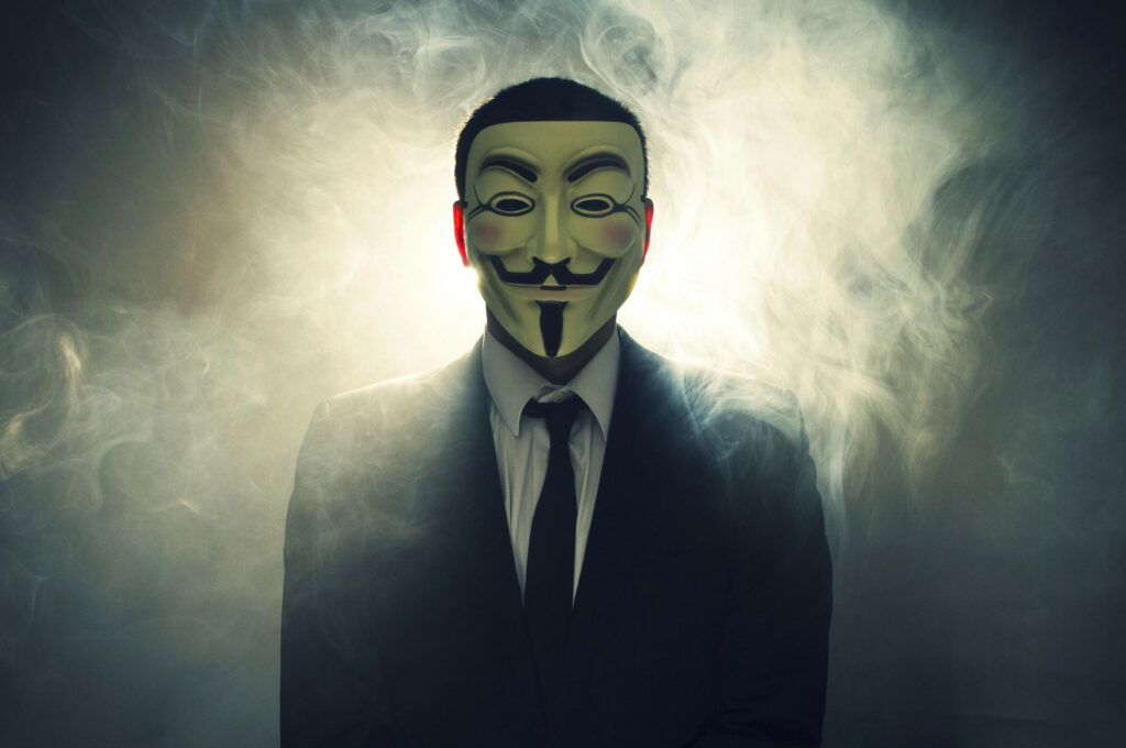Ciberactivista de Anonymous con la máscara de Guy Fawkes. Fotografía de archivo.