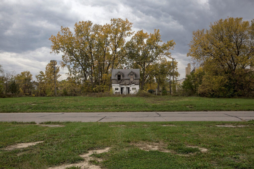 Vista general de una calle desértica de Detroit. Fotografía: Erin Kirkland.