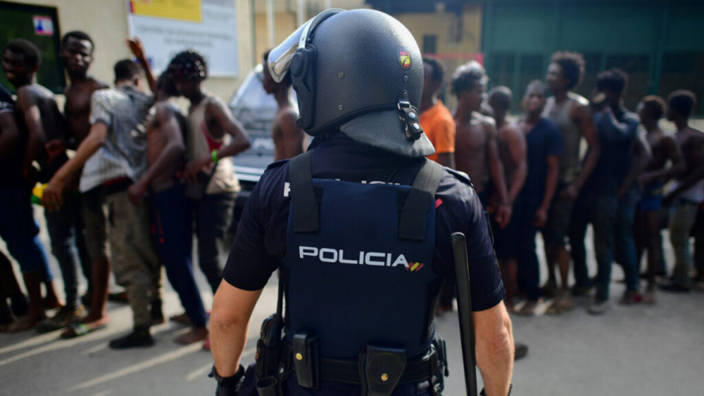 Inmigrantes subsaharianos ante el CITE de Ceuta. Fotografía: Alexander Koerner.
