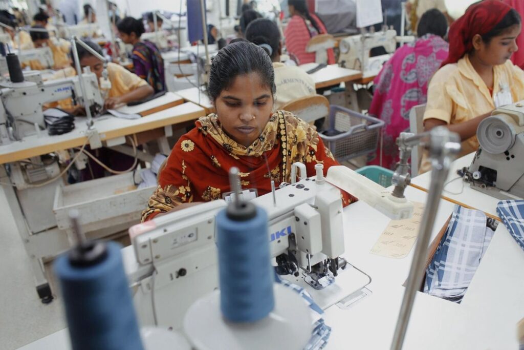 Niñas trabajando en una fábrica de prendas de Babylon Group en Daca, Bangladés. Fotografía de archivo.