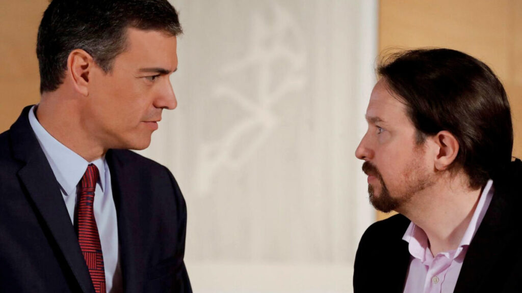 Pedro Sánchez, Presidente del Gobierno en funciones, habla con Pablo Iglesias. Fotografía de archivo.