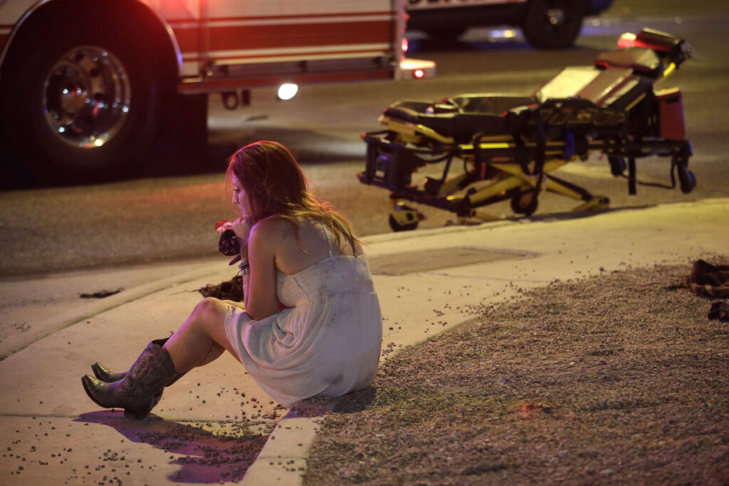 Una mujer espera asistencia durante un tiroteo en Las Vegas, en octubre de 2017. Fotografía: John Locher.