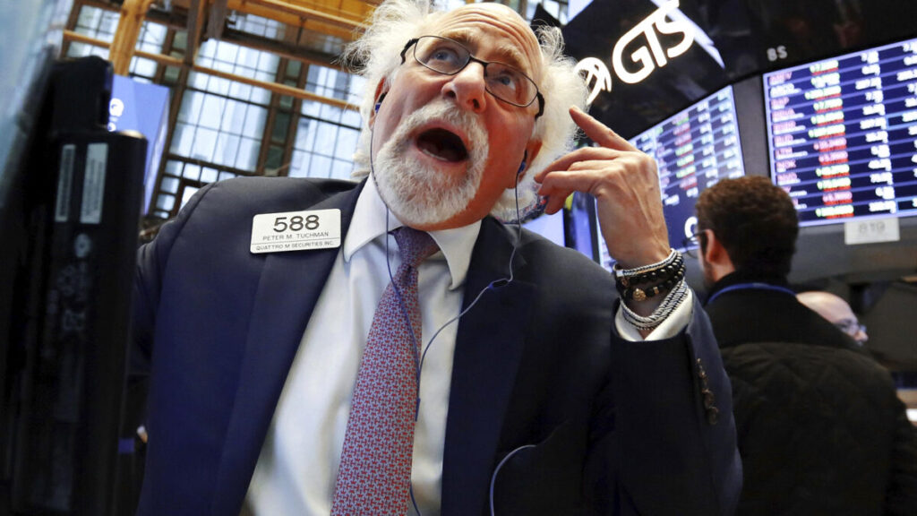 El agente de bolsa Peter M. Tuchman en Wall Street. Fotografía: Richard Drew.
