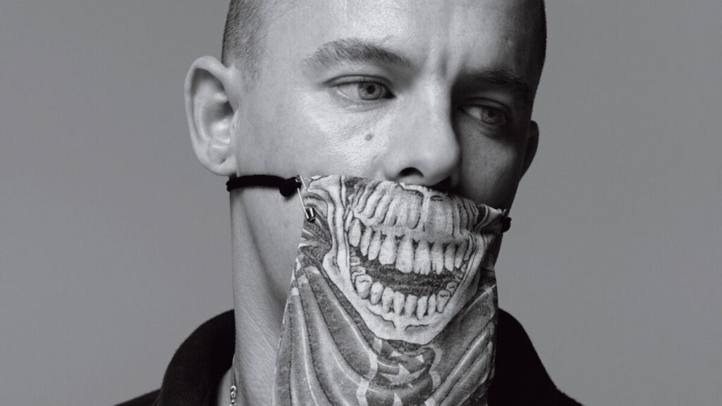 Retrato del diseñador inglés Alexander McQueen. Fotografía de archivo.