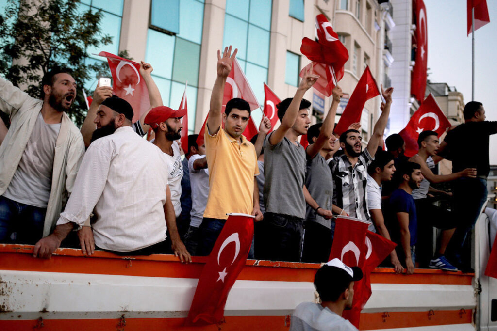 Ciudadanos turcos en la calle frenando tanques durante el ataque golpista. Fotografía: Reuters.