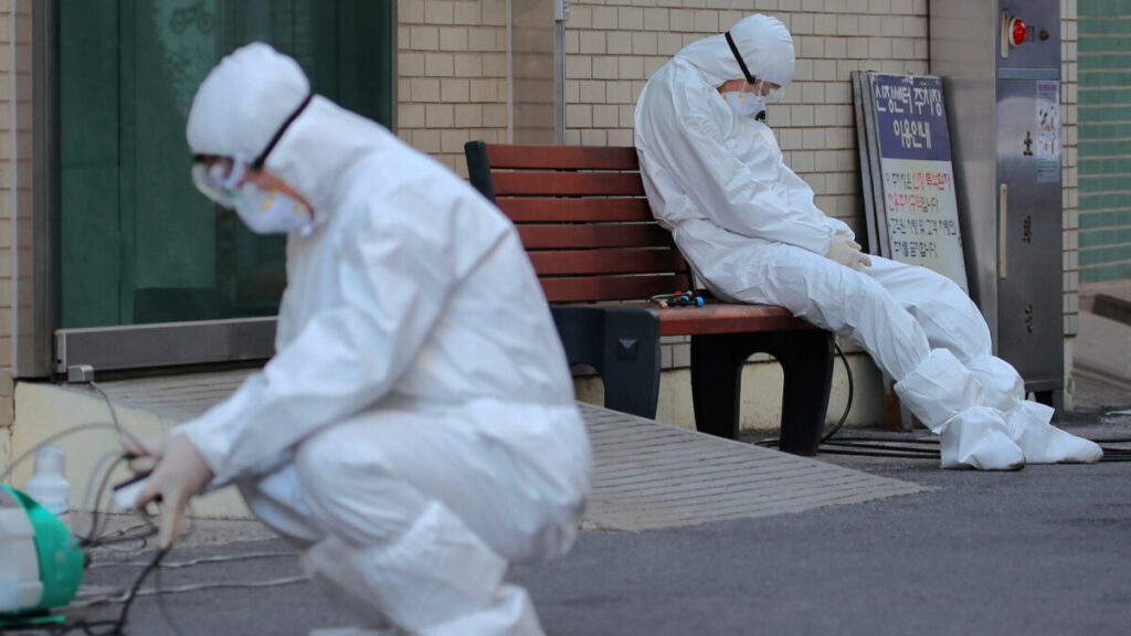 Un paramédico descansa sentado fuera de un hospital en Daegu, Corea del Sur. Fotografía: Yonhap vía Reuters.