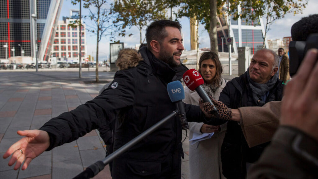 Dani Mateo a la salida del Juzgado de Instrucción número 47 de Madrid. Fotografía: Rodrigo Jiménez.