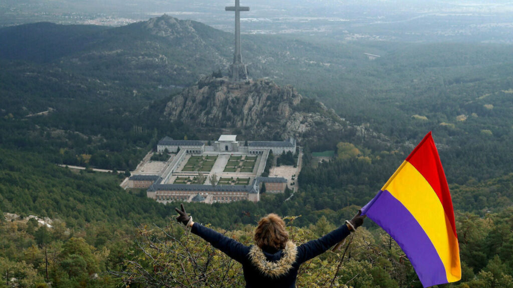Belén Pérez con una bandera republicana, el día de la exhumación de los restos de Franco. Fotografía: Jon Nazca.