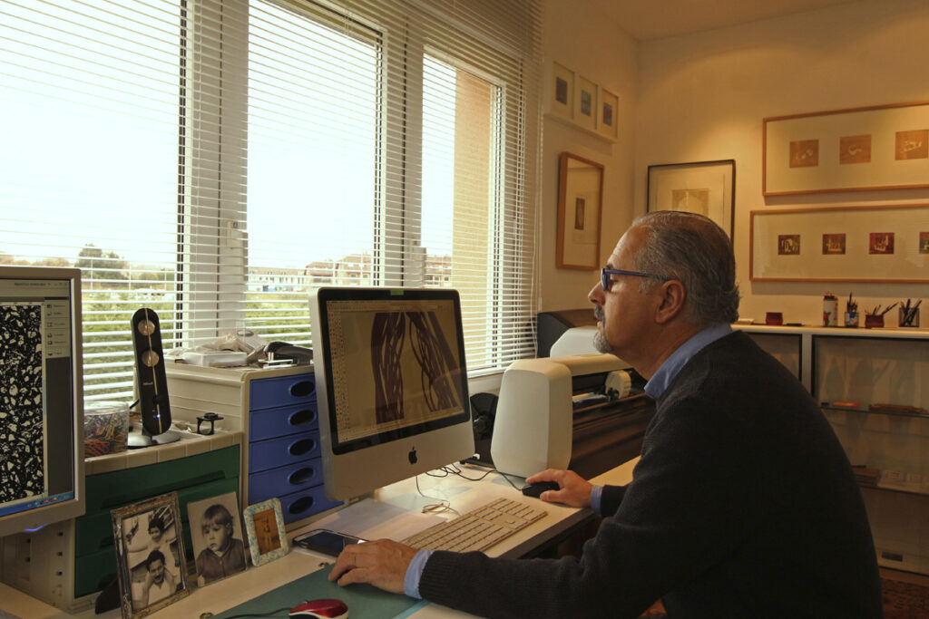 Francisco Fresno trabajando en su estudio creativo. Fotografía: Karmen Sáenz Elorrieta.