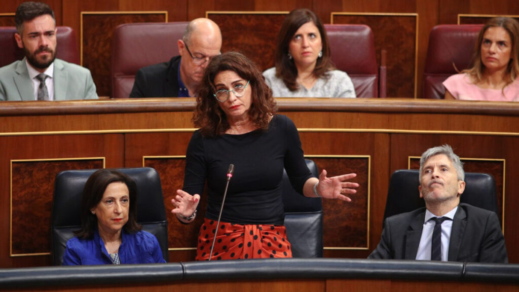 En el centro, María Jesús Montero, ministra de Hacienda del Gobierno en funciones. Fotografía de archivo.
