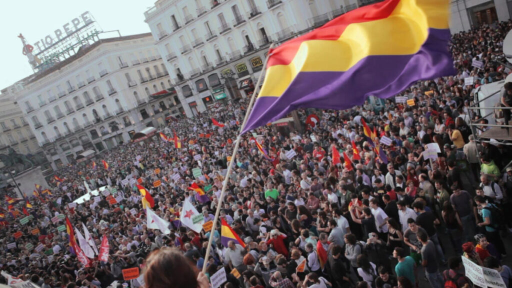 Concentración multitudinaria en favor de la III República, Puerta del Sol de Madrid. Fotografía de archivo.