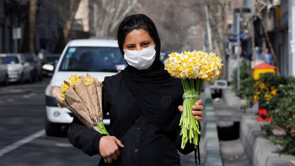 Una joven iraní posa con una mascarilla para prevenir el contagio. Fotografía: Fatemeh Bahrami.