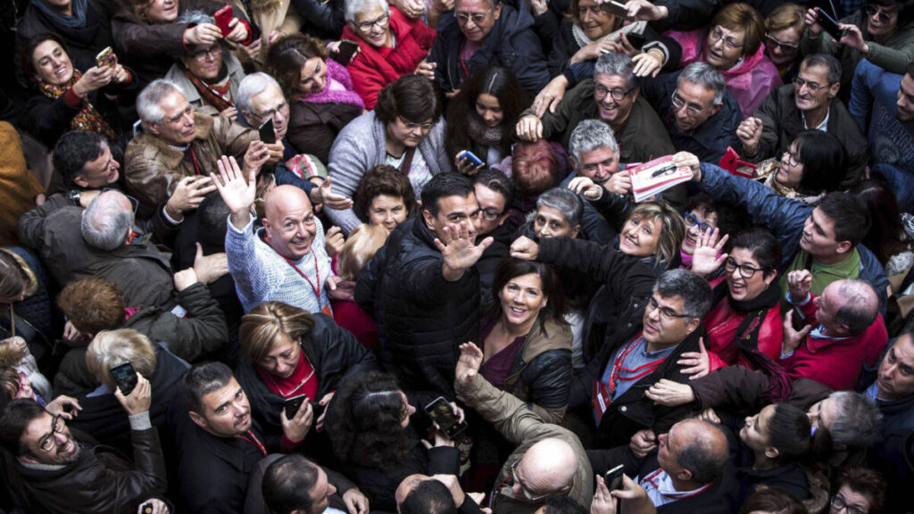 Pedro Sánchez rodeado por una masa enfervorecida en Xirivella (Valencia). Fotografía de archivo.