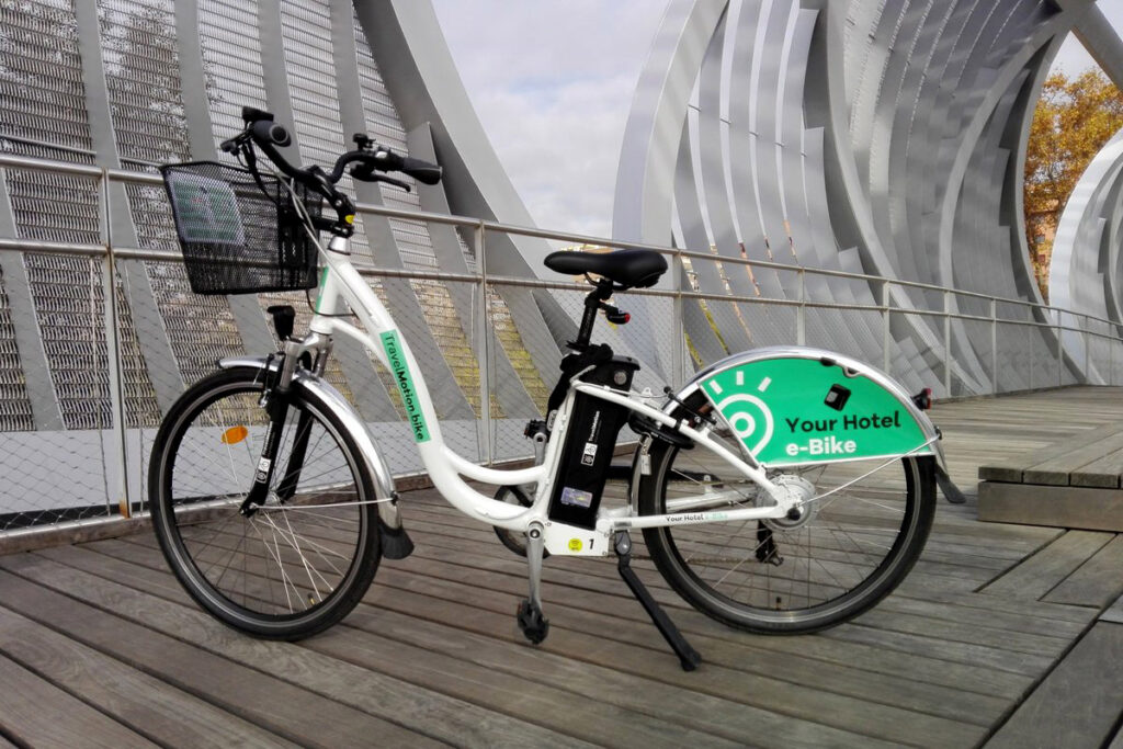 En la imagen, una bici de TravelMotion en el madrileño Puente de Arganzuela. Fotografía de archivo.