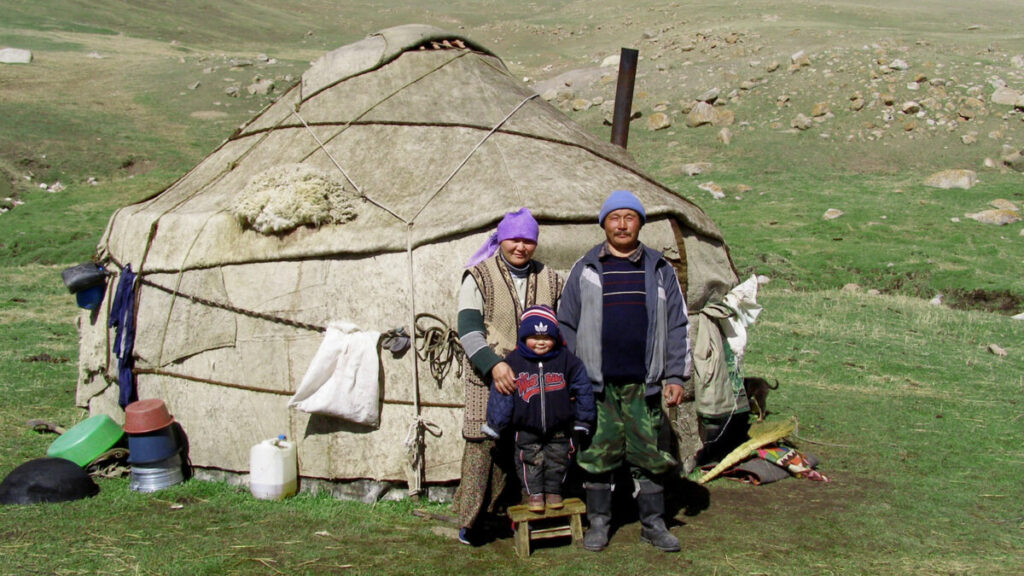 En la imagen, una familia en su yurta, vivienda de los nómadas de Mongolia. Fotografía de archivo.