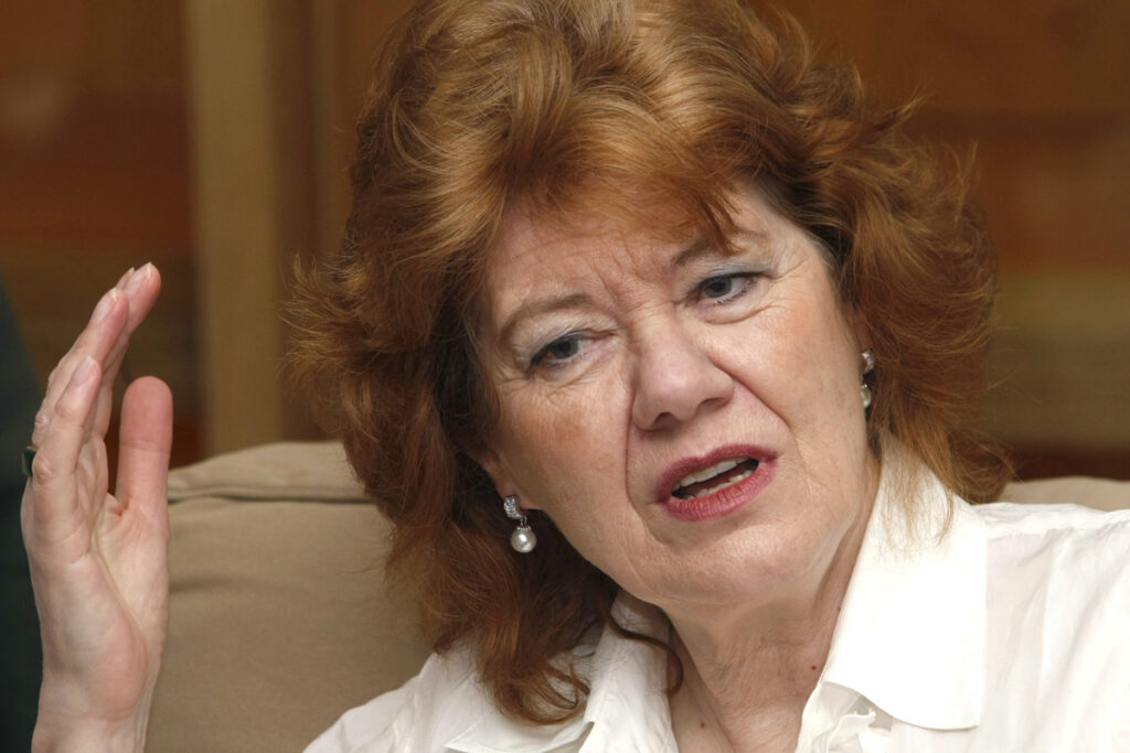 Retrato de la escritora Anne Perry, la dama de la novela negra. Fotografía de archivo.