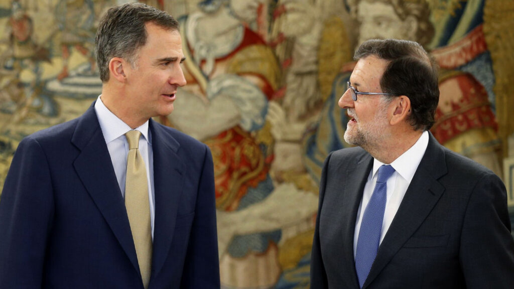 El rey Felipe VI junto al presidente del Gobierno español Mariano Rajoy. Fotografía de archivo.