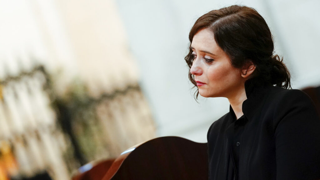 Isabel Díaz Ayuso llora por las víctimas de la COVID-19 en la Catedral de la Almudena. Fotografía: Dani Pozo.