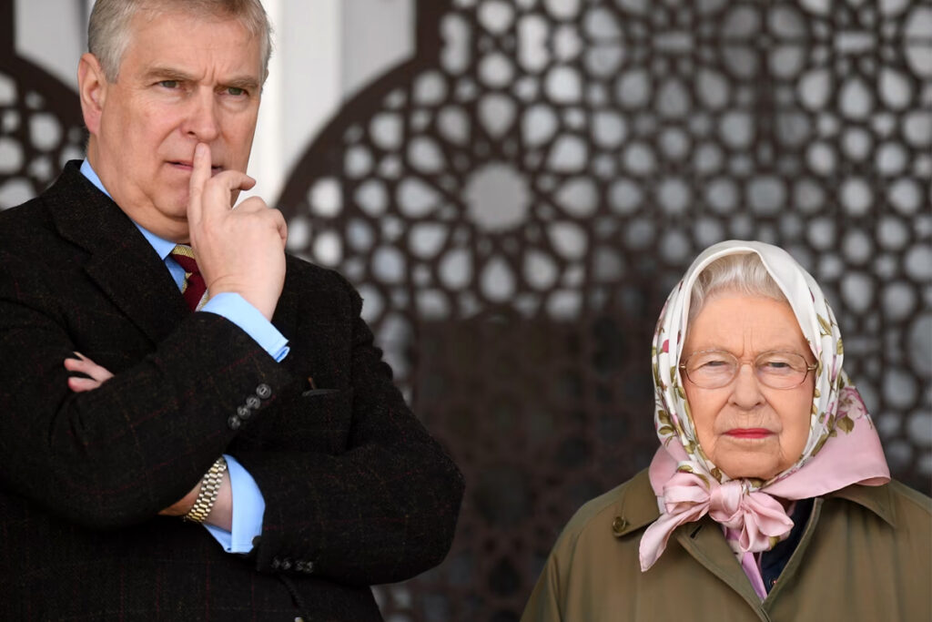 El príncipe Andrés junto a su madre, la reina Isabel II de Inglaterra. Fotografía: Facundo Arrizabalaga.