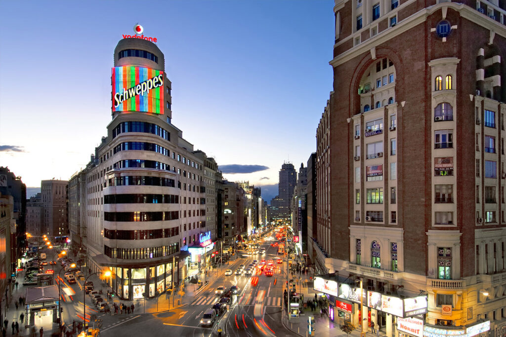 Vista del luminoso publicitario de Schweppes del edificio Capitol de Madrid. Fotografía de archivo.