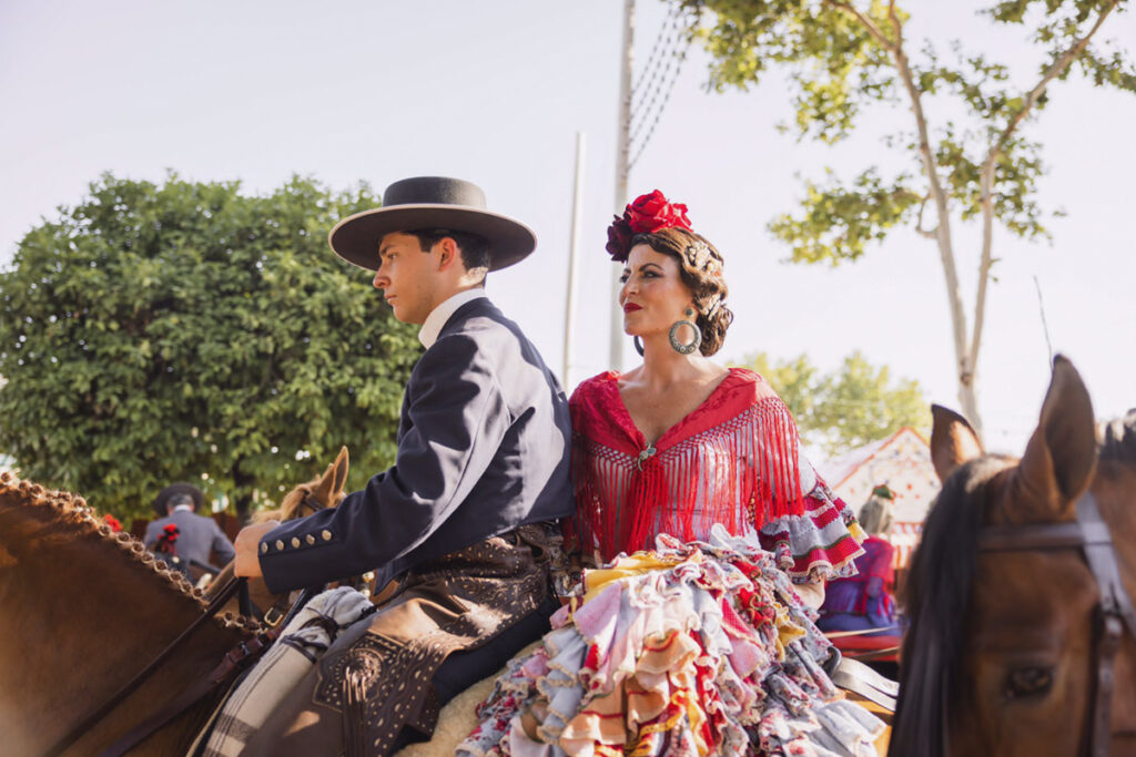 Macarena Olona a caballo en la Feria de Abril de Sevilla. Fotografía: Ana García Romero.