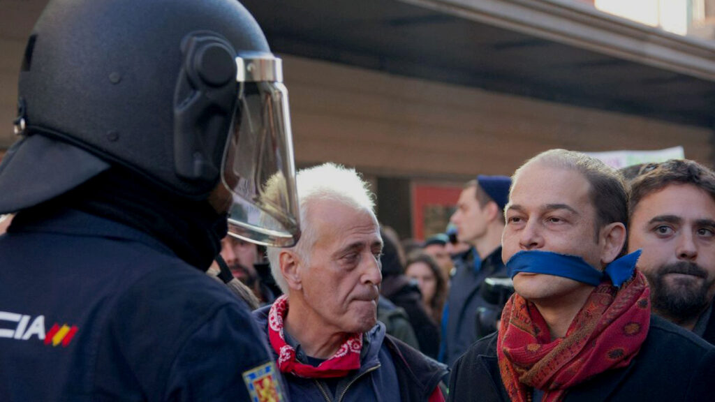 Un manifestante se encara a un policía en protesta contra la Ley Mordaza. Fotografía de archivo.
