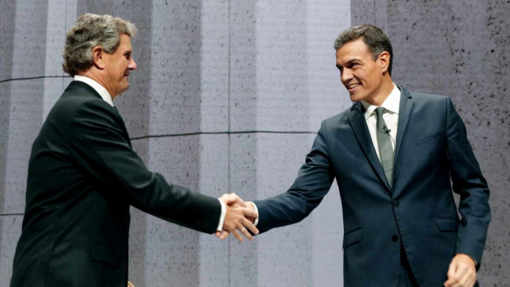Pedro Sánchez saluda a Francisco J. Riberas, presidente del Instituto de la Empresa Familiar. Fotografía de archivo.