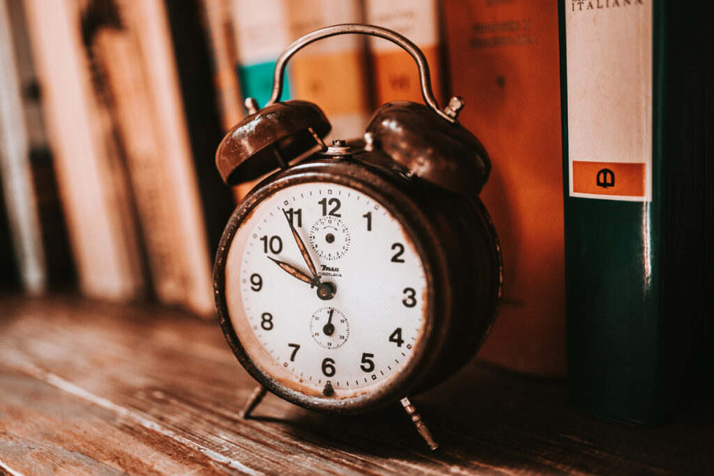 Viejo reloj despertador de cuerda. Fotografía de archivo.