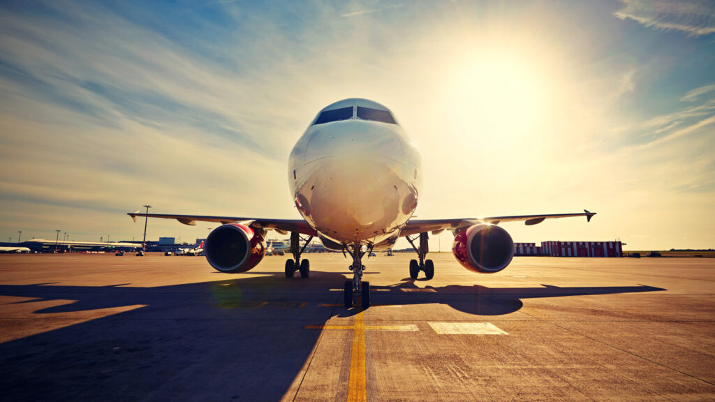 En la imagen, un avión realizando la maniobra de despegue al amanecer. Fotografía: Jaromír Chalabala.