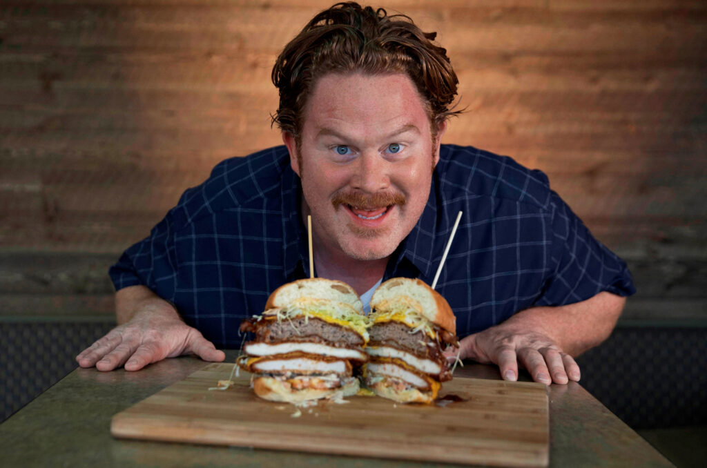 En la imagen, el actor y presentador del programa “Man vs. Food” Casey Webb. Fotografía de archivo.