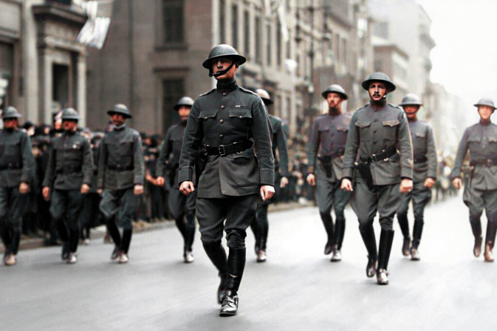 El 69º Regimiento de Infantería desfilando en la Quinta Avenida de Nueva York en 1918. Fotografía de archivo.