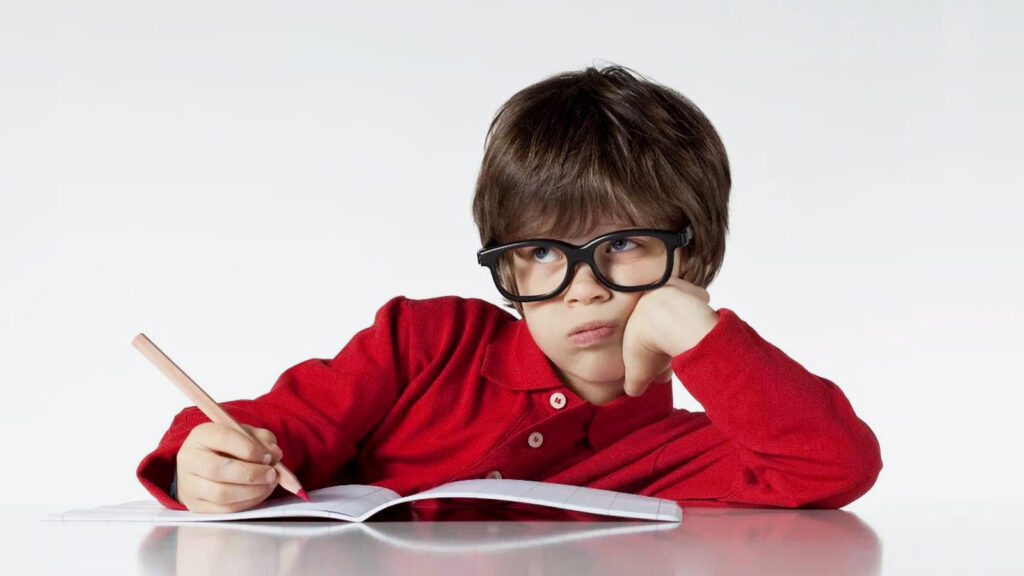 Pequeños, muy pequeños escritores con alma de soñador. Fotografía de archivo.