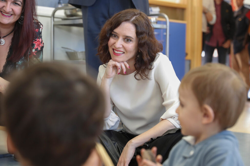 Isabel Díaz Ayuso visita la escuela infantil Sol Solito del barrio de Montecarmelo. Fotografía de archivo.