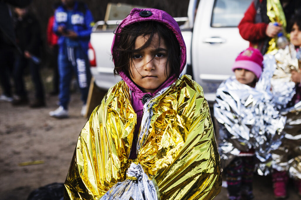 Refugiados llegan a la isla de Lesbos tras cruzar el mar Egeo desde Turquía. Fotografía: Achilleas Zavallis.