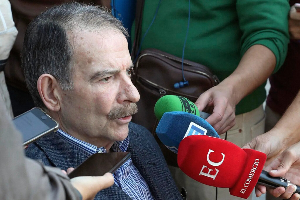 Gerardo Iglesias, en una rueda de prensa a las puertas del HUCA. Fotografía: J. L. Cereijido.