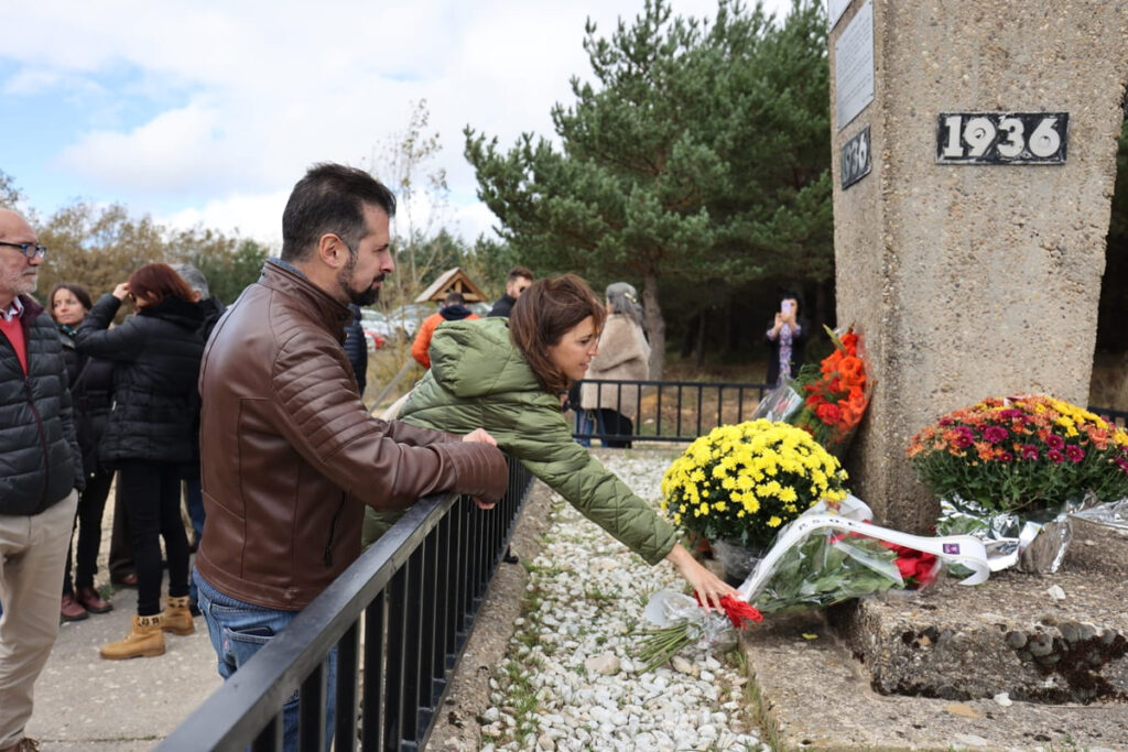 Ofrenda floral en recuerdo de las víctimas del franquismo en el monte de La Pedraja. Fotografía de archivo.