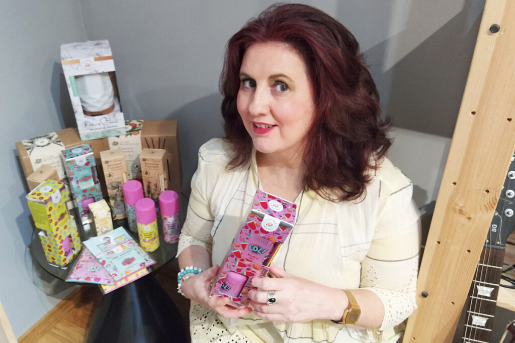 Patricia muestra el premio del sorteo organizado por @bymirelae. Fotografía: José Ramón González.